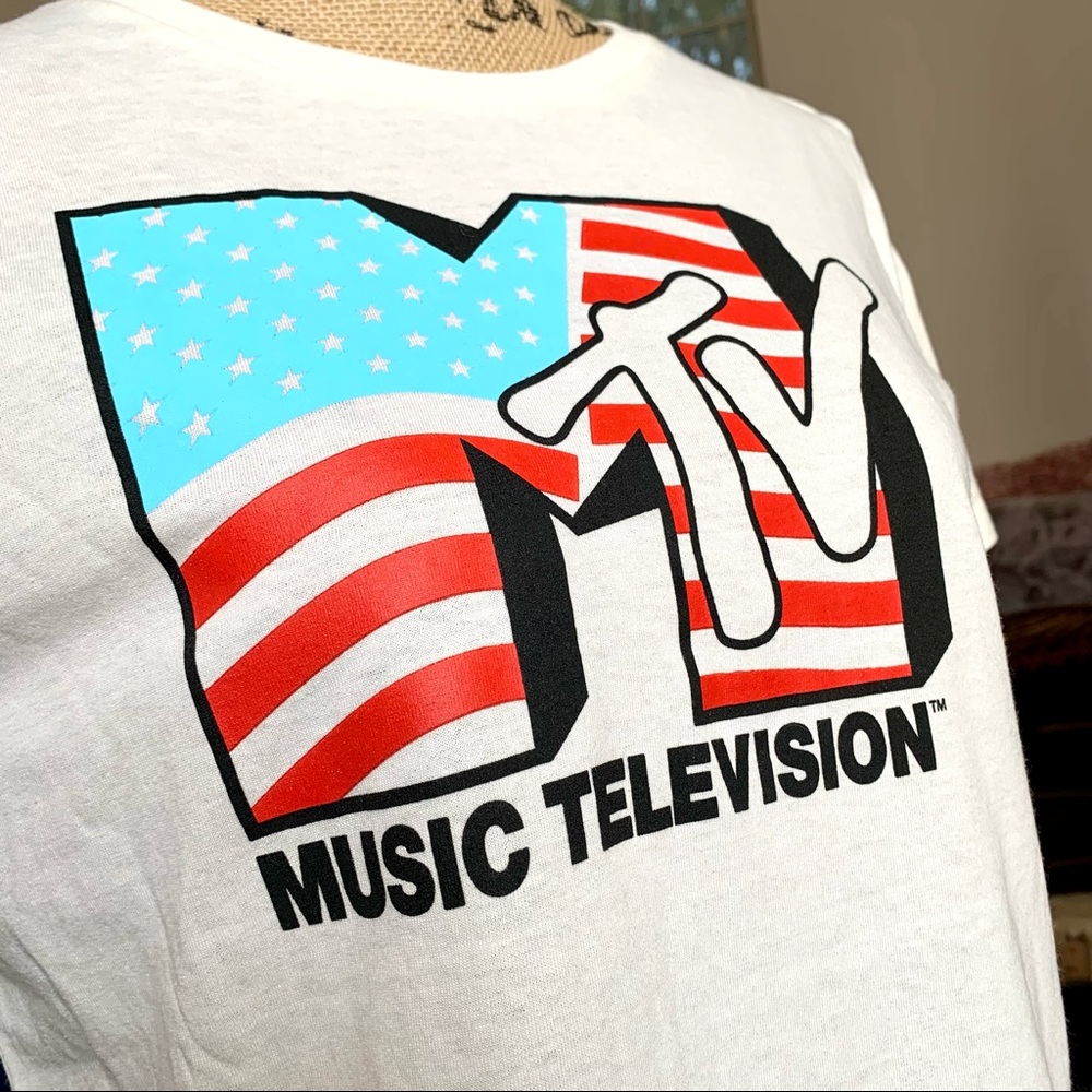 Large - MTV New Women crop top tee, light cream color.